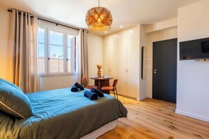 Een strijkplank/strijkijzer, wifi, beddengoed