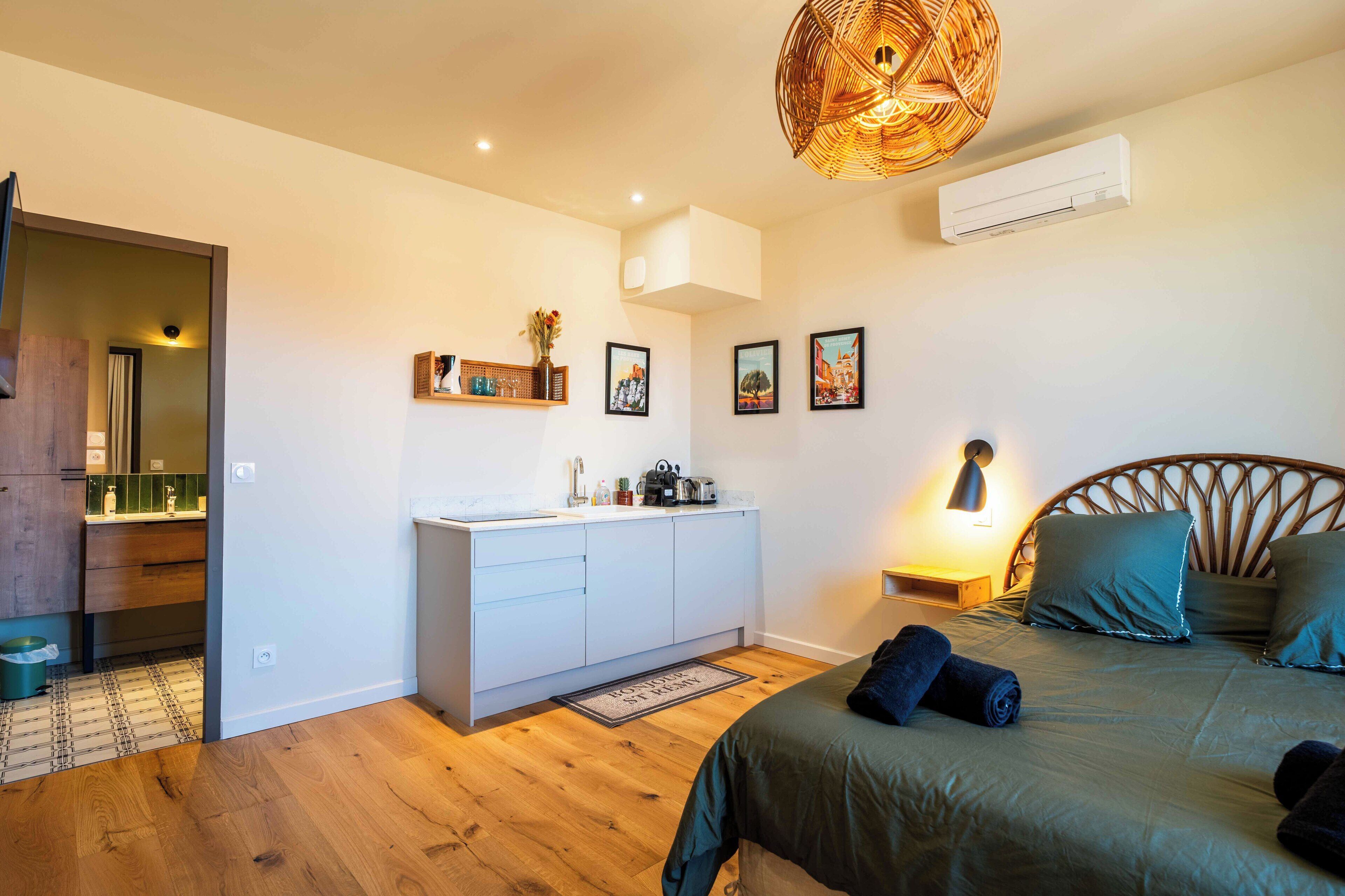 Iron/ironing board, WiFi, bed sheets