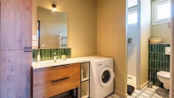 Douche, sèche-cheveux, serviettes fournies, savon