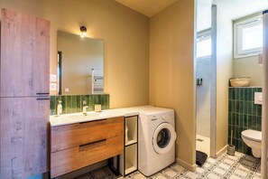 Een douche, een haardroger, handdoeken, zeep