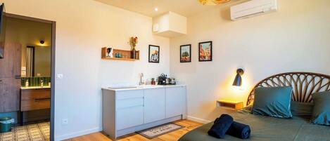 Iron/ironing board, WiFi, bed sheets