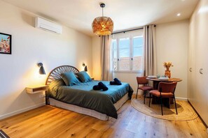 Een strijkplank/strijkijzer, wifi, beddengoed