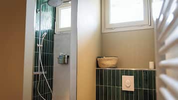 Douche, sèche-cheveux, serviettes fournies, savon