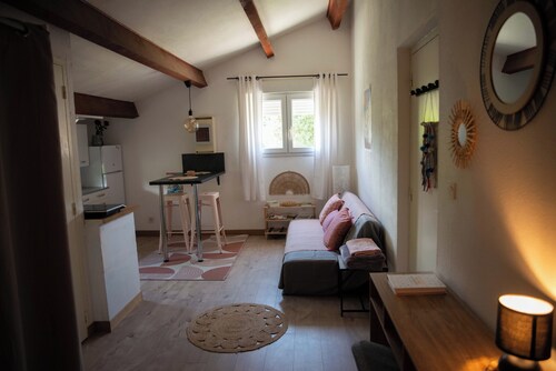 Quiet, cocooning apartment 1.2km from the center. Mountain and river views nearby