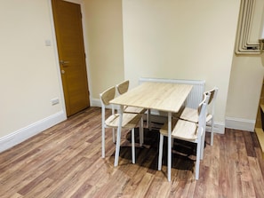 Dining - 1.1 miles to Bristol CityCentre. Cosy home with large rooms & free parking. (Bristol)