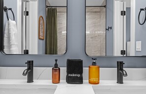 Shower, hair dryer, towels, soap - 2 Luxury Townhomes side by side. Walk to Downtown Geneva. Sleep 14! (Geneva)