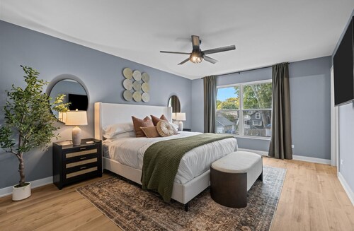 2 Luxury Townhomes side by side.  Walk to Downtown Geneva.  Sleep 14!