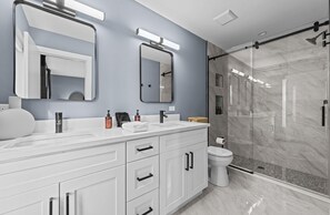 Shower, hair dryer, towels, soap - 2 Luxury Townhomes side by side. Walk to Downtown Geneva. Sleep 14! (Geneva)