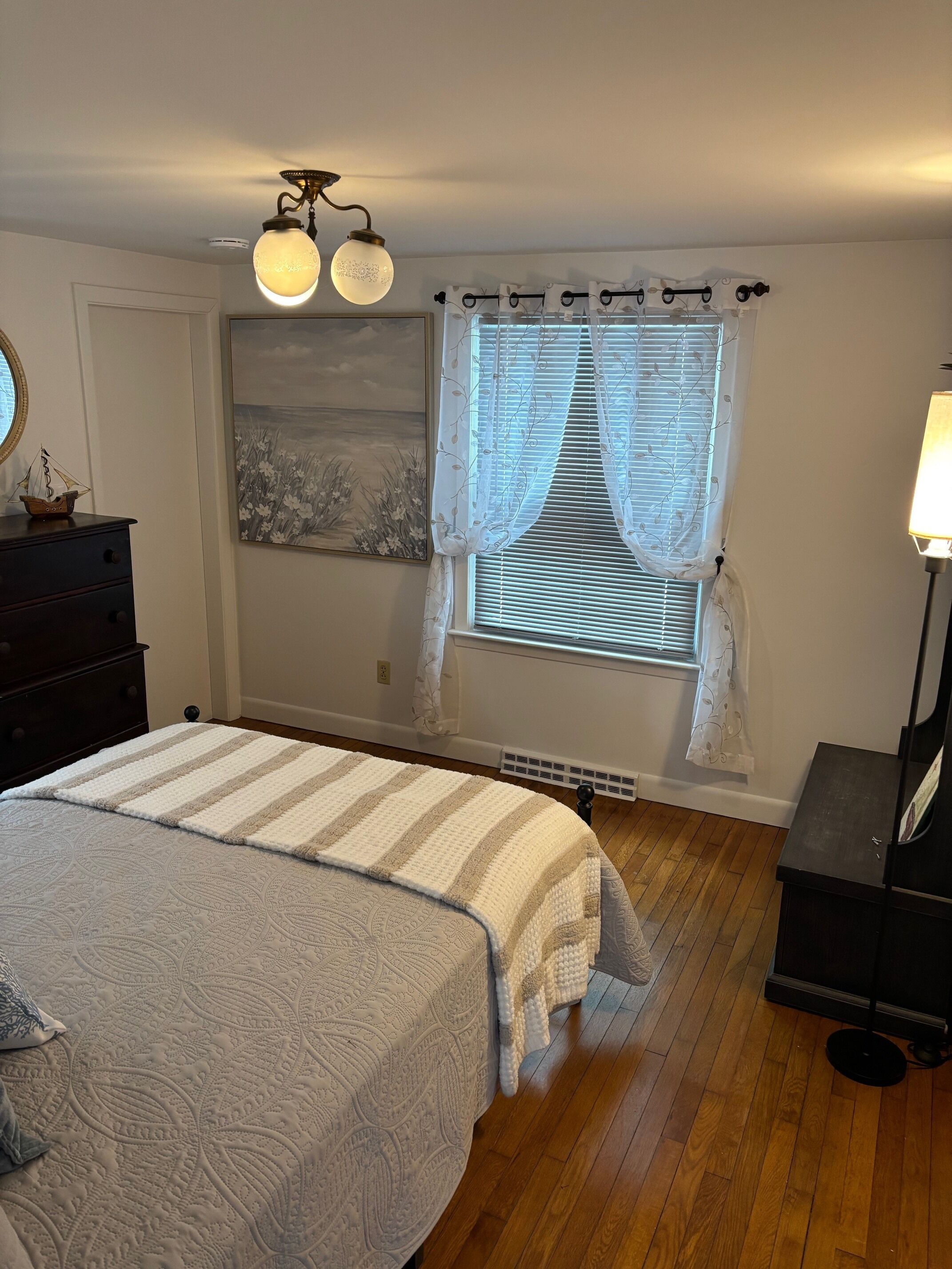 Tabla de planchar con plancha, wifi y ropa de cama 