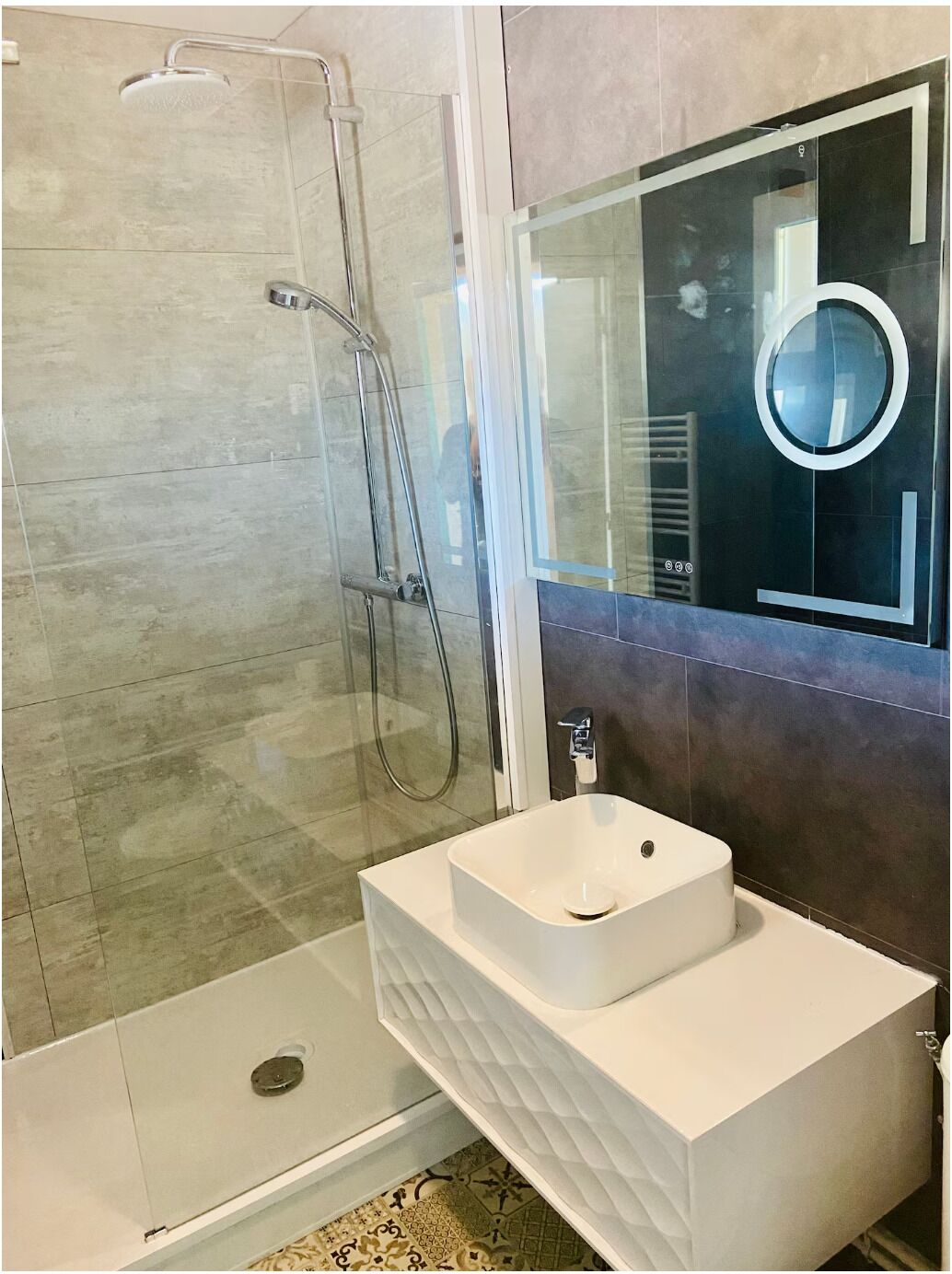 Secadora de cabello, toallas, jabón, papel de baño 