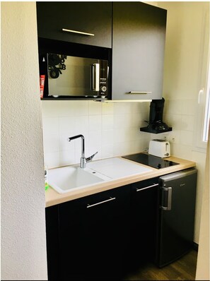 Private kitchen - Elegant studio with balcony 5 min from Honfleur parking and swimming pool (Équemauville)