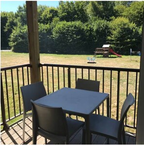 Outdoor dining - Elegant studio with balcony 5 min from Honfleur parking and swimming pool (Équemauville)