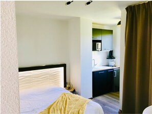 WiFi, bed sheets - Elegant studio with balcony 5 min from Honfleur parking and swimming pool (Équemauville)