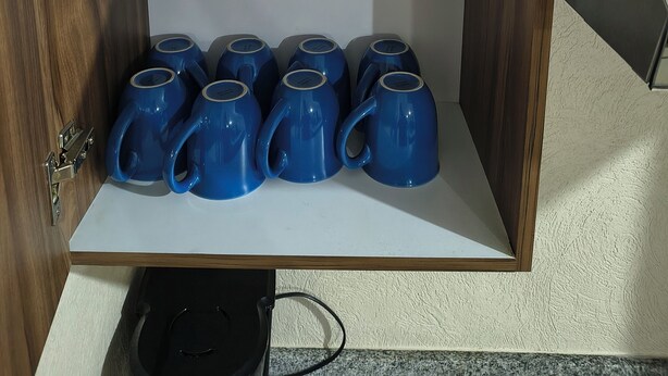 A shelf with various cups and mugs, some with lids and others without. - Apartment Central Zapopan and Guadalajara (Zapopan)