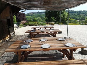 Outdoor dining - Large, charming 30-bed gîte with SPA and plenty of space (Langres)