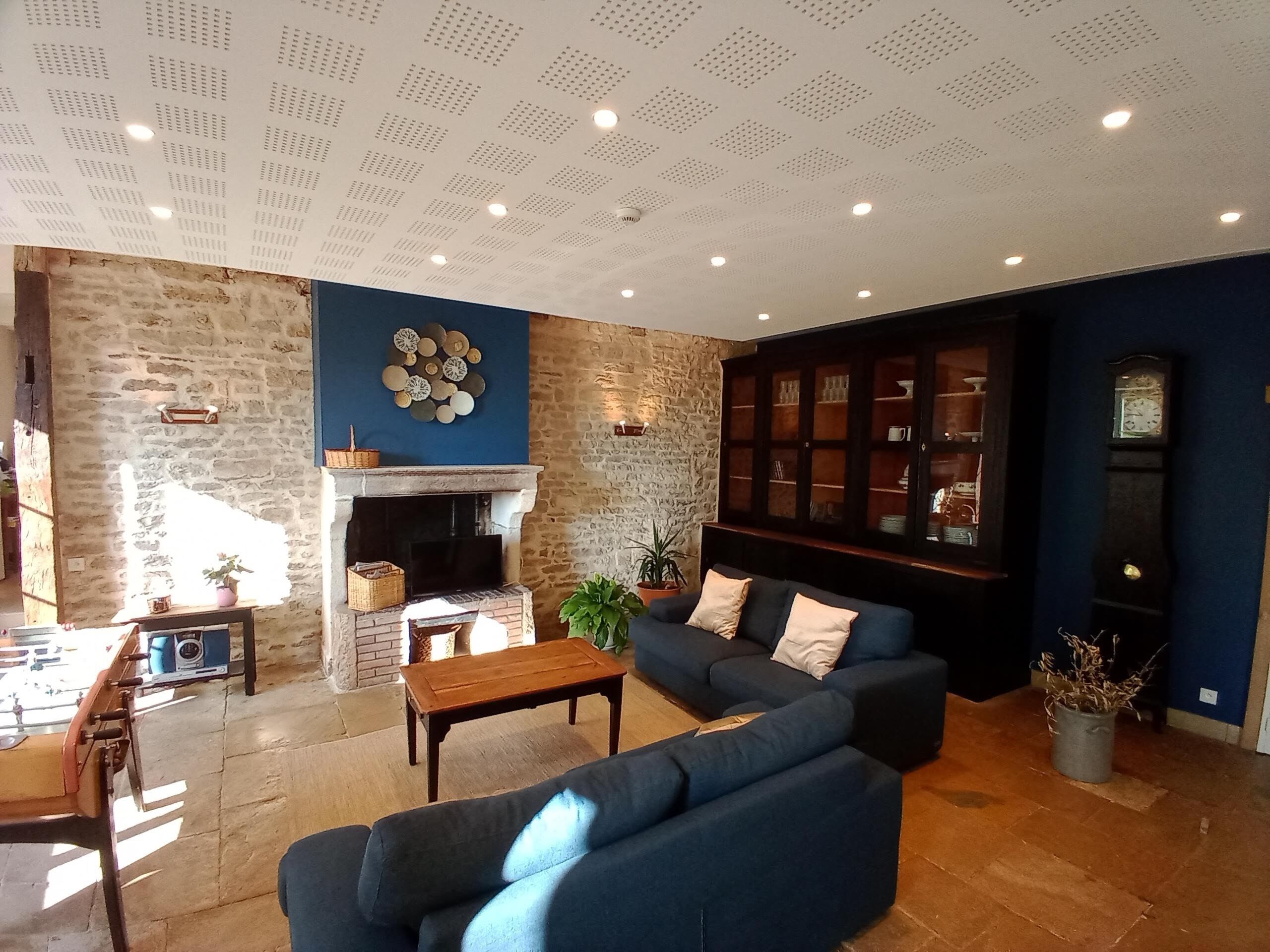 TV connectée, lecteur de DVD, baby-foot, livres