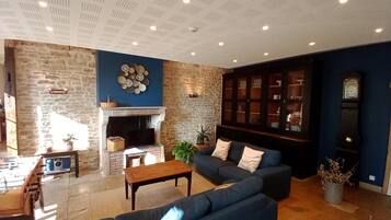 TV connectée, lecteur de DVD, baby-foot, livres