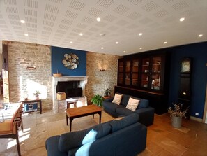 Een smart-tv, een dvd-speler, tafelvoetbal en boeken