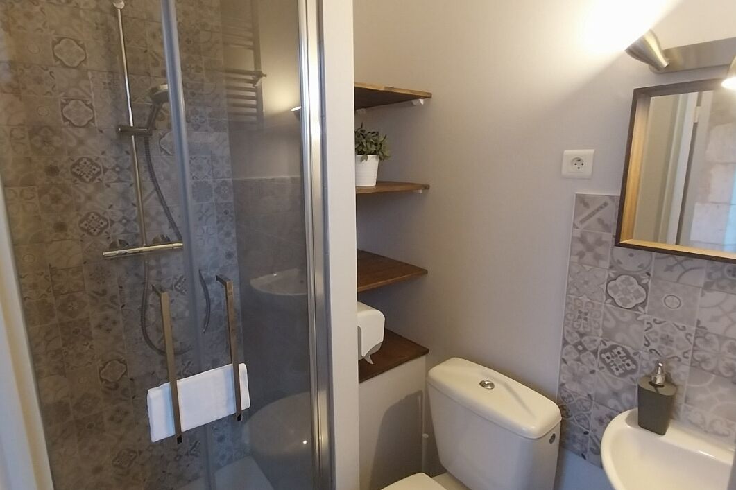 Douche, sèche-cheveux, serviettes fournies, savon