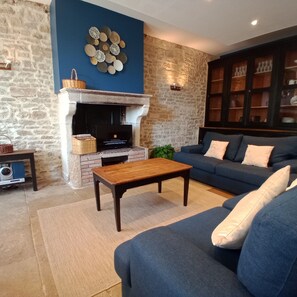 Smart TV, DVD player, table football, books - Large, charming 30-bed gîte with SPA and plenty of space (Langres)