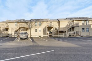 A multi-story parking garage with a car parked in the foreground. - Lake Views, Resort Perks! Osage Beach Retreat (Osage Beach)