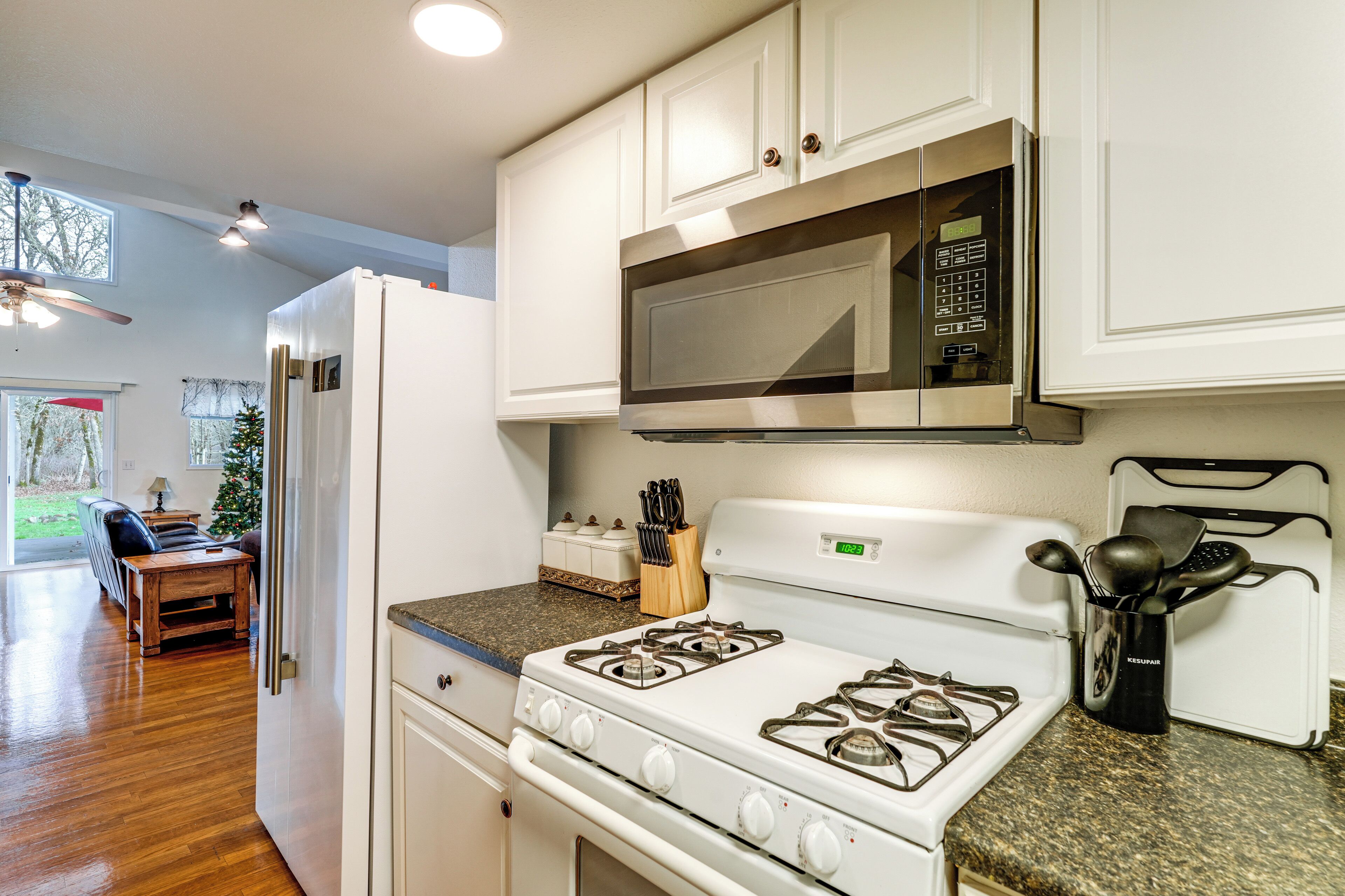 Jääkaappi, mikroaaltouuni, liesi, astianpesukone