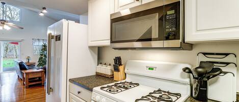 Réfrigérateur, micro-ondes, plaque de cuisson, lave-vaisselle