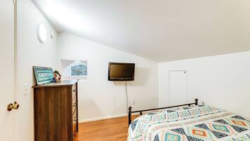 Een strijkplank/strijkijzer, reisbedje, internet, beddengoed