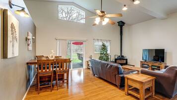 Televisie, een open haard, een dvd-speler en boeken