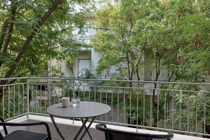 Outdoor dining - Cozy Boutique 1BR Apt in Mets, near Acropolis (Athens)