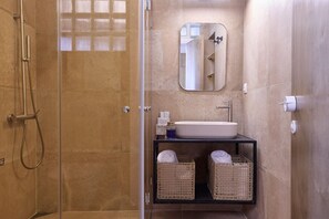 Hair dryer, towels, soap, shampoo - Cozy Boutique 1BR Apt in Mets, near Acropolis (Athens)