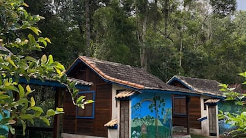 Brankas, meja kerja, Wi-Fi gratis, dan dapat diakses tamu berkursi roda