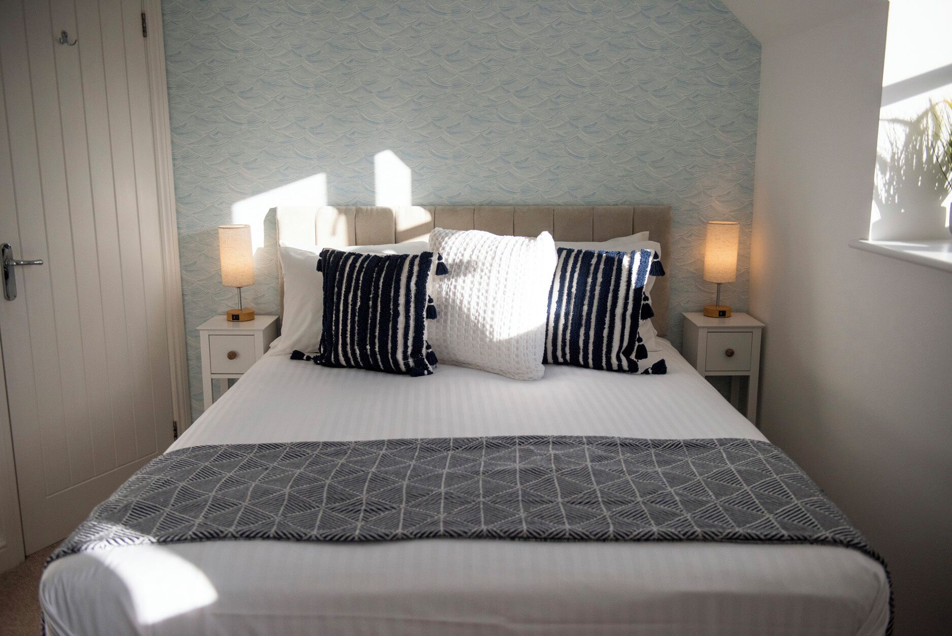 3 عدّة غرف نوم وبديكورات فريدة لكل غرفة وطراز فريد لكل وحدة