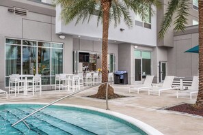 Outdoor dining - King Studio | TownePlace Suites Orlando SW | Full Kitchen & Sofa Bed (Orlando)
