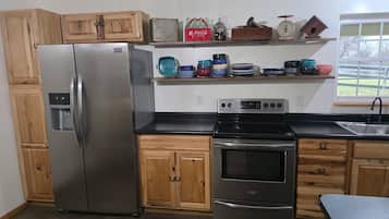 Frigorífico, microondas, horno y placa de cocina