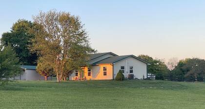 Cozy 1-bedroom ranch house in Georgetown on 10 acres with horse paddock.