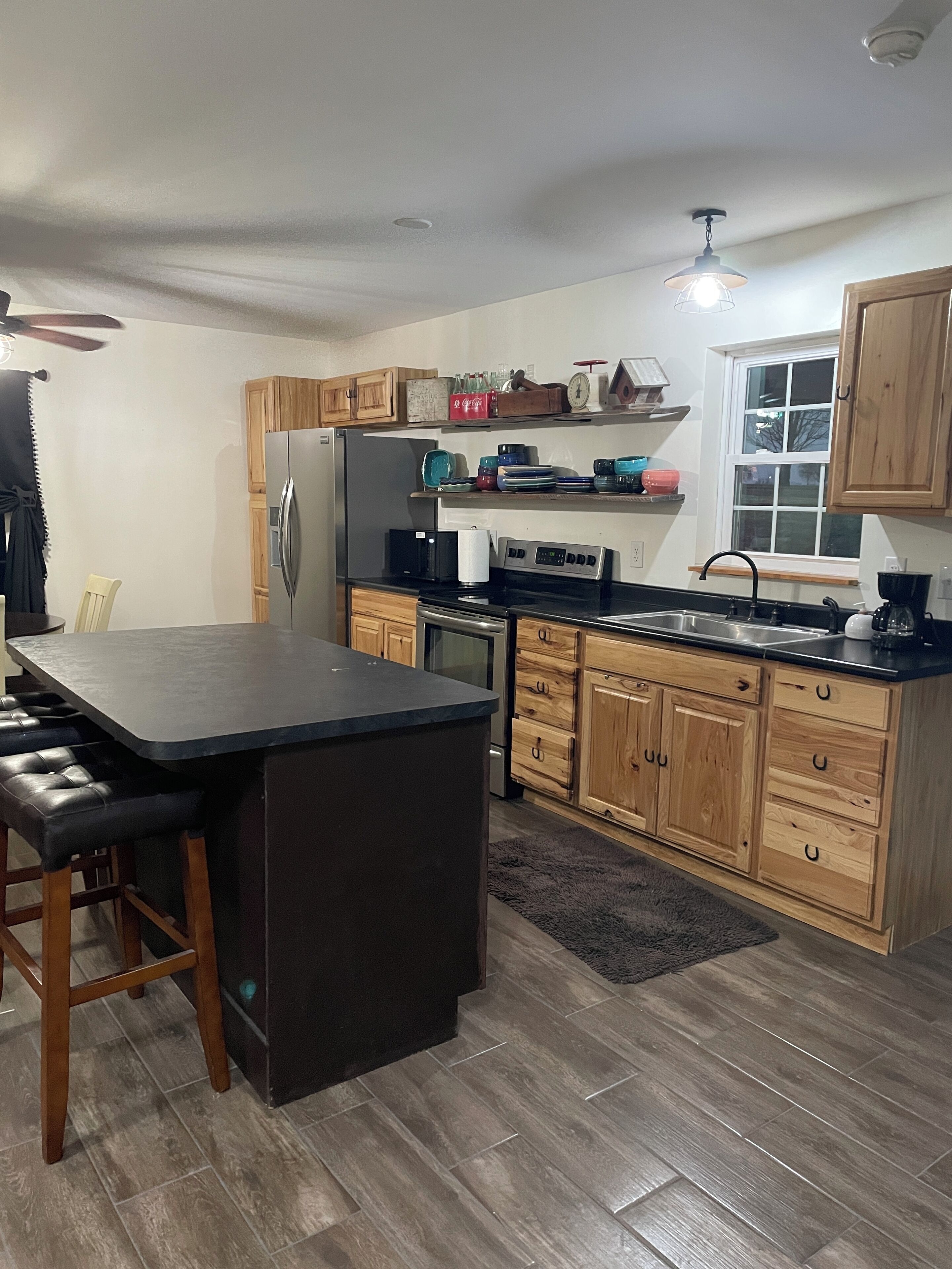 Geladeira, micro-ondas, fogão, cooktop