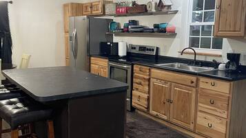 Geladeira, micro-ondas, fogão, cooktop