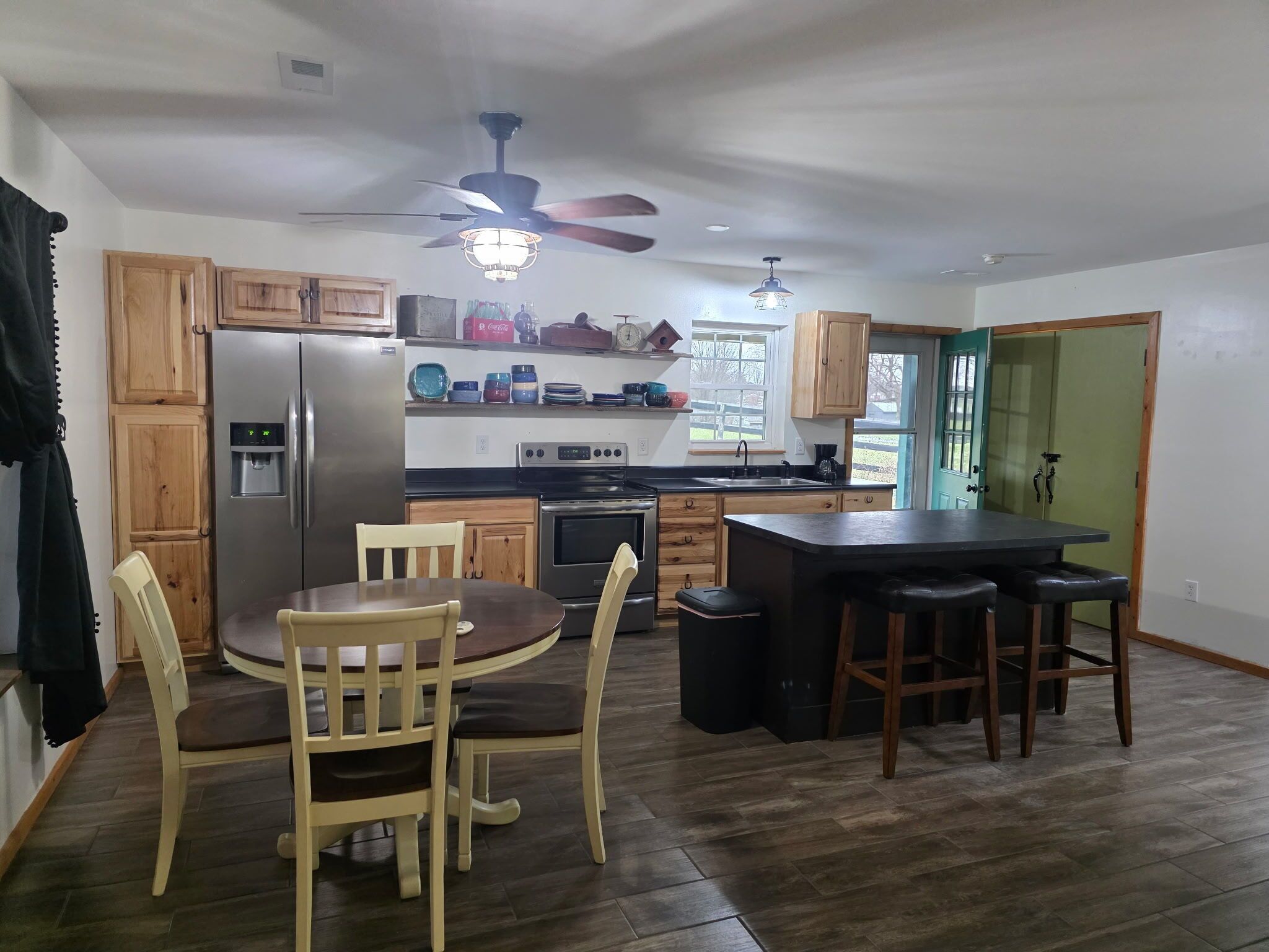 Geladeira, micro-ondas, fogão, cooktop