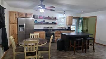 Geladeira, micro-ondas, fogão, cooktop