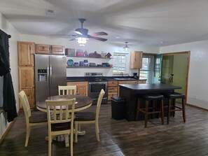 Geladeira, micro-ondas, fogão, cooktop