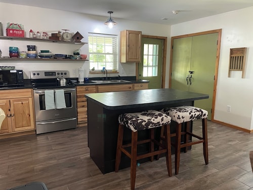 Cozy 1-bedroom ranch house in Georgetown on 10 acres with horse paddock.
