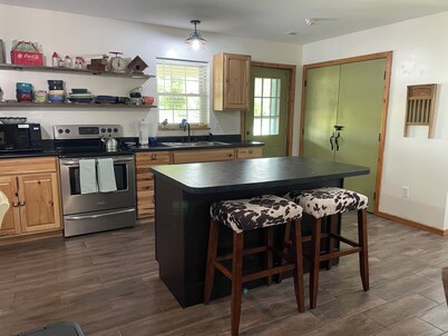 Cozy 1-bedroom ranch house in Georgetown on 10 acres with horse paddock.