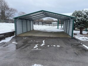 Property grounds - Cozy 1-bedroom ranch house in Georgetown on 10 acres with horse paddock. (Georgetown)