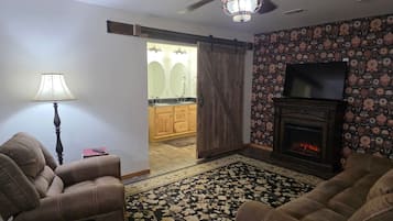 Smart TV, lareira, livros