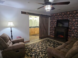 Smart TV, lareira, livros