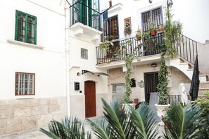 Exterior detail - A few kilometers from the center of Bari characteristic period house. Separate entrance (Triggiano)