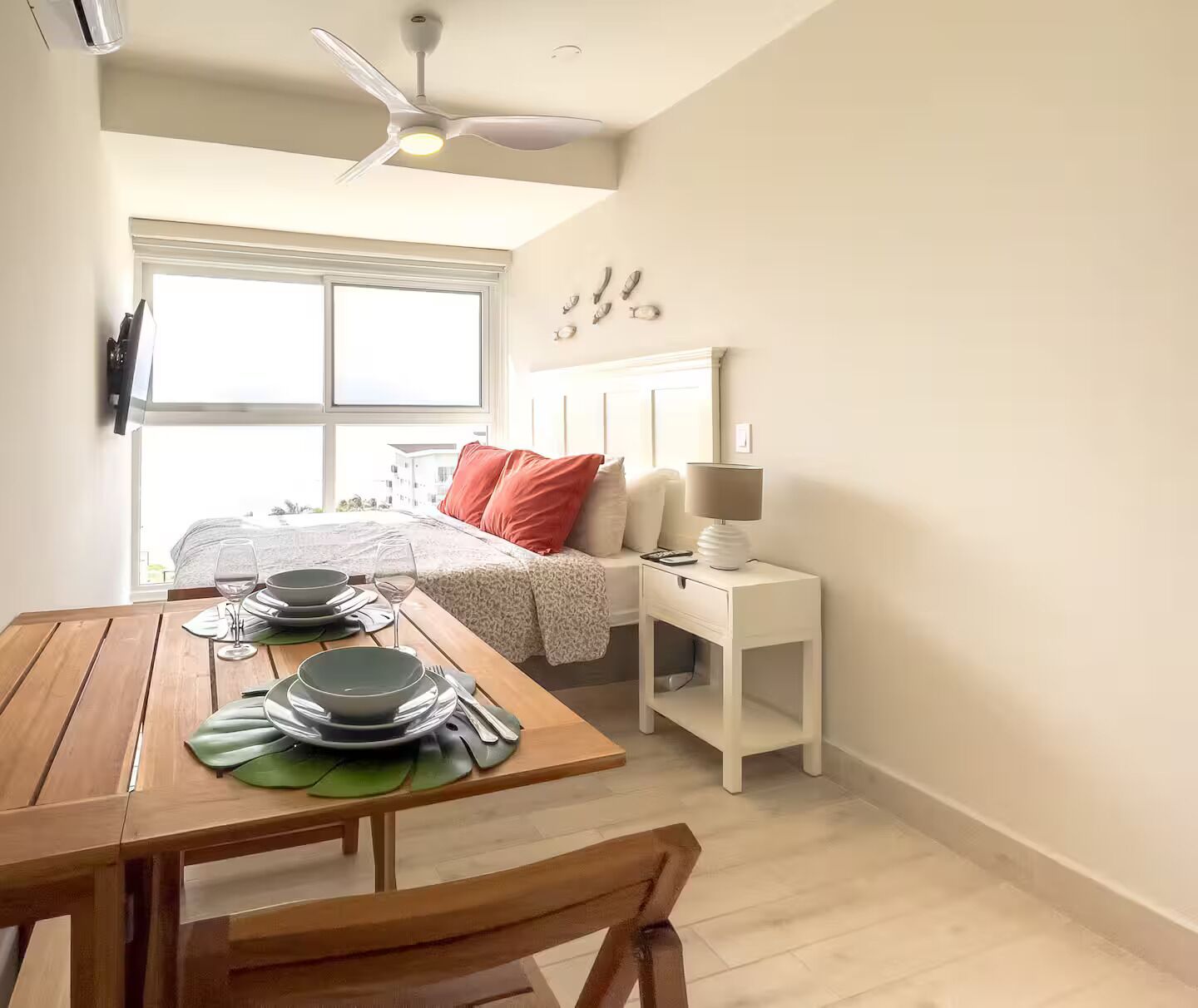 Tabla de planchar con plancha, wifi y ropa de cama 