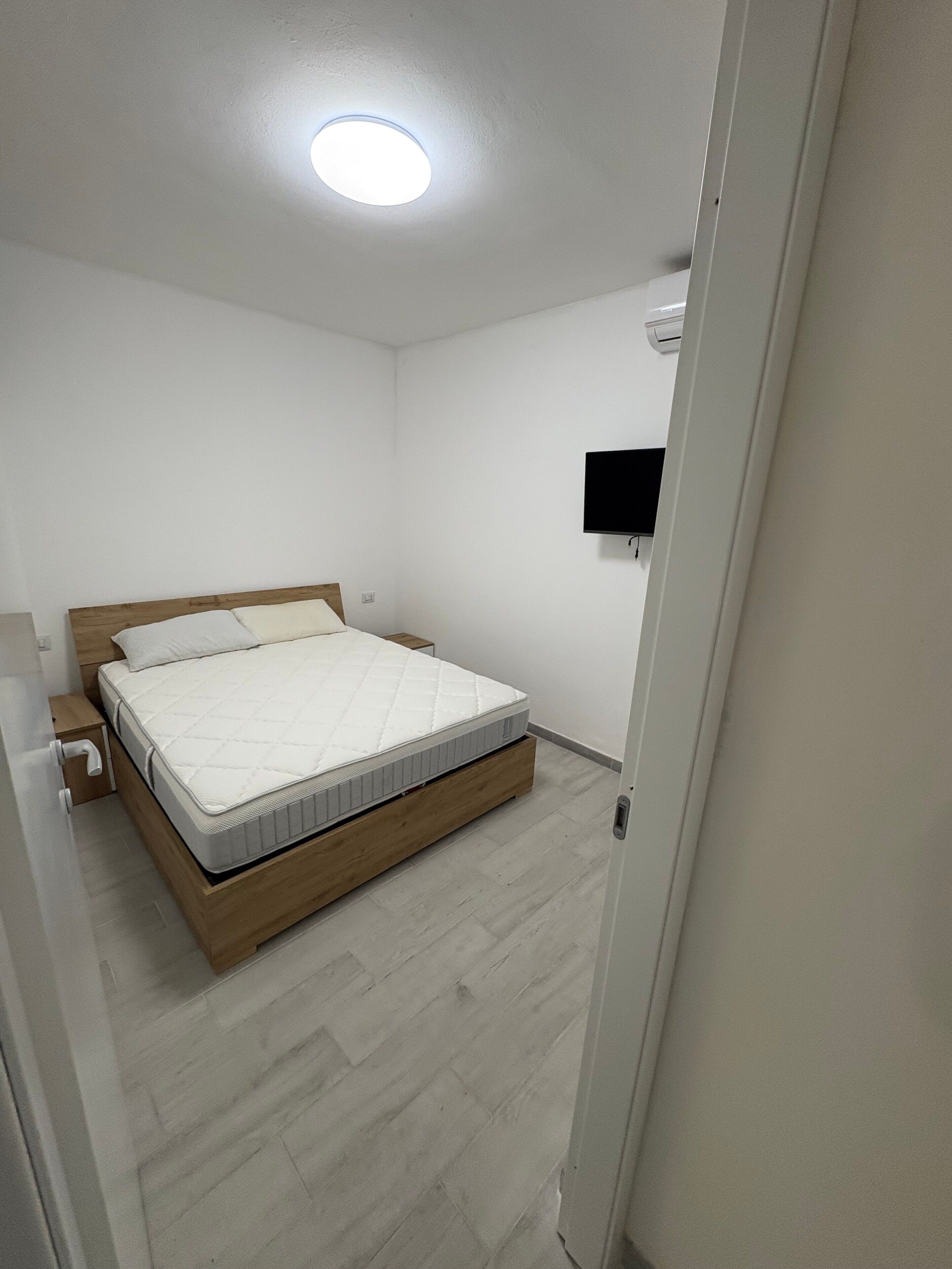 Tabla de planchar con plancha y ropa de cama