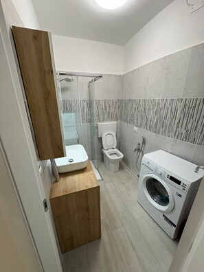 Dusche, Haartrockner, Handtücher